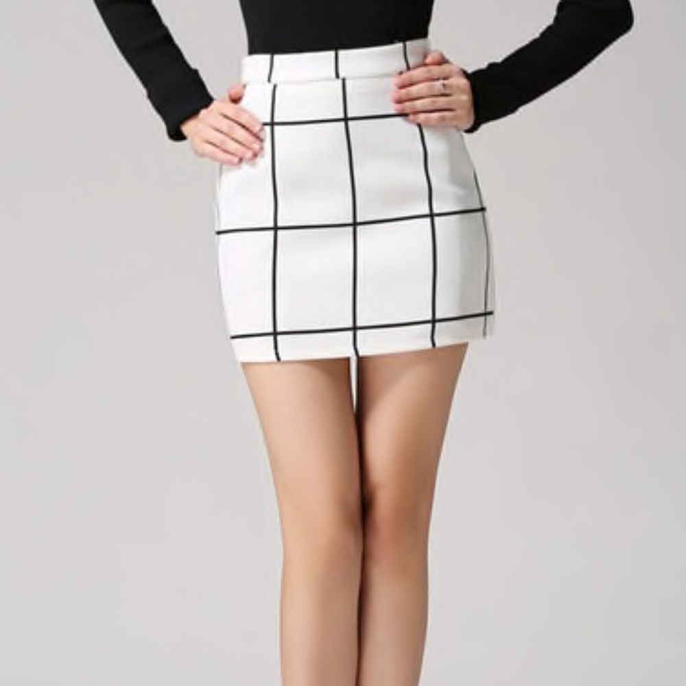 NWOT White and black mini skirt